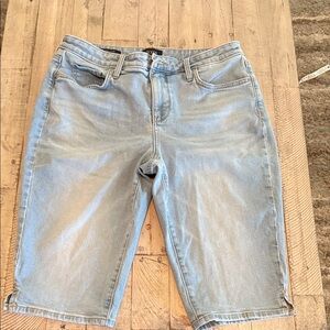 NYDJ Sophie Capri Jeans Classic Size 10 Light Blue Beach Vacation